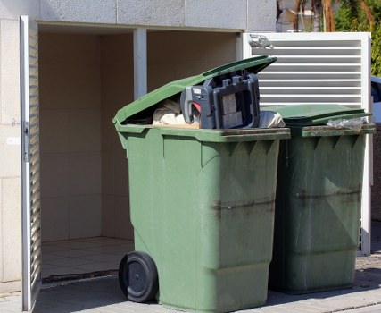 Illustration of screen-reader compatibility for waste collection information.